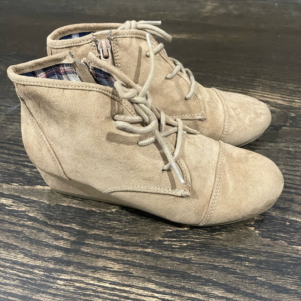 Used: Girls' Mad Love Shelby Micro Wedge Fashion Boots Tan SIZE Y2